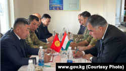 Баткен башчысы Абдикарим Алимбаев жана Согд башчысы Ражоббой Ахмадзода.

