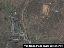 Aqyar civarında Duvanköy köyü yanında Rusiye Qara deñiz flotunıñ 744-ünci komandanlıq bağ merkezi, 2023 senesi iyün ayı. Uydu fotoresimi