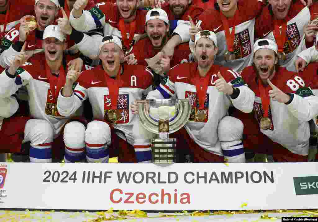 شادی بازیکنان جمهوری چک پس از کسب عنوان قهرمانی