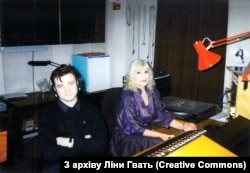 Ліна Гвать і звукорежисер Василь Стефак у студії Київського бюро Радіо Свобода. 1990-і роки