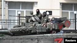 Наёмники  ЧВК «Вагнер» на бронированной машине у здания штаба Южного военного округа в Ростове-на-Дону. 24 июня 2023 года