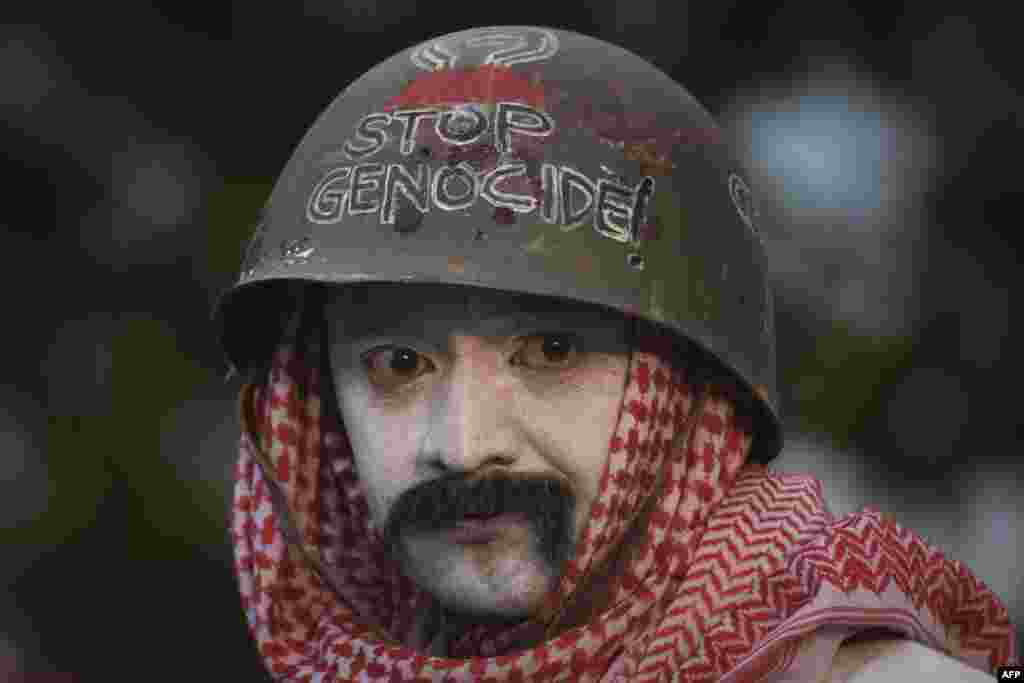 یک فعال حامی فلسطینی&zwnj;ها در تجمع اعتراضی در شهر باندونگ در اندونزی علیه عملیات اسرائیل در نوار غزه که روی کلاهش نوشته &laquo;نسل&zwnj;کشی را متوقف کنید&raquo;، ۱۹ اردیبهشت 