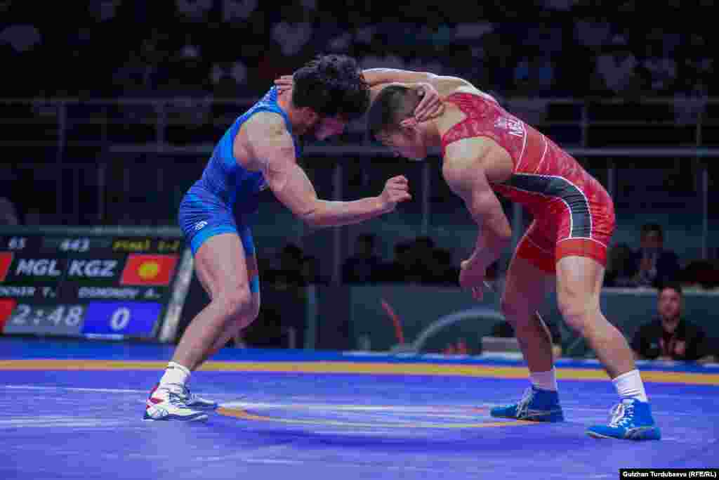 65 килограмм салмакта Алибек Осмонов (көк кийимчен) күмүш байгеге ээ болду. Ал финалда монголиялык Тимур Очирге жеңилди (3:5).&nbsp;