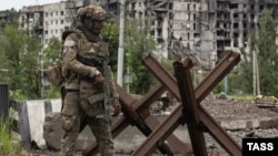 У Маріуполі спостерігається безвладдя і розгул криміналу, повідомляють журналісти місцевих видань. На фото: військовий ПВК «Вагнер» у Донецькій області (фото ілюстраційне)