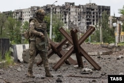 Найманець ПВК Вагнер на одній з вулиць Бахмута (арзівне фото)