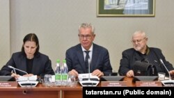 Уртада Андрей Поминов, уңда Александр Славутский