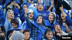 زنان طرفدار تیم فوتبال استقلال در ورزشگاهی در ایران