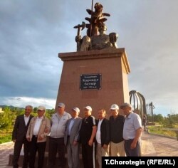 Каракул баатырдын айкелинин жанында. 13.4.2024. 