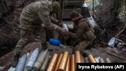 Українські військові готують боєприпаси для самохідної гаубиці, Часів Яр, 11 травня 2023 року