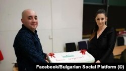 Британияда Орусиянын пайдасына тыңчылык кылууга шектелип кармалган Бизер Жамбазов жана Катрин Иванова. Сүрөт качан жана кайда тартылганы белгисиз.