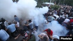 Ոստիկանները հատուկ միջոցներ են կիրառում ցույցի մասնակիցների նկատմամբ, Երևան, Բաղրամյան պողոտա, 12-ը հունիսի, 2024թ․