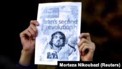 تصویر احمد باطبی بر اکونومیست در دستان یک دانشجو در تجمعی در سال ۸۱