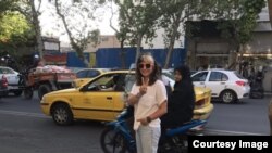 هفت ماه پس از جان باختن مهسا امینی در بازداشت گشت ارشاد، اعتراض زنان و دختران به پوشش اجباری ادامه دارد