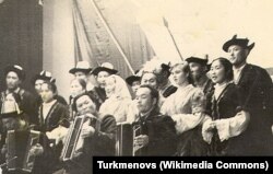 Нарын районуна караштуу Он-Арча айылынын Эчки-Башы кыштагындагы өздүк көркөм чыгармачылык тобунун Бишкектеги концерти. Жетекчиси – композитор Сайыргазы Түркмөнов (1934–2011). 1960-ж.