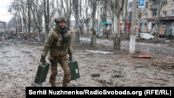 Український військовослужбовець у місті Бахмут Донецької області, 25 лютого 2023 року, ілюстративне фото