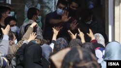 هجوم مردم برای دریافت مرغ با نرخ دولتی - کرمان - اسفند ۱۳۹۹