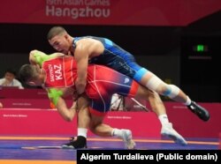 Акжол Махмудов сентябрдын аягында Дүйнө чемпионатында алтын медаль утуп, дагы 10 күндөн кийин Азия оюндарынын чемпиону болду.
