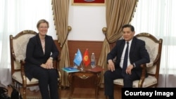 Асеин Исаев менен Луиз Чемберлен.