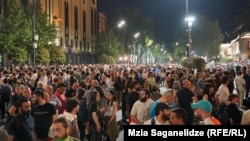 Учасники акції закликають владну партію негайно відкликати суперечливий законопроєкт про «іноземних агентів», який називають копією відповідного російського закону