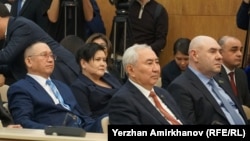 Депутат мажилиса парламента Казахстана Жигули Дайрабаев (второй слева на переднем плане)