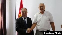 Эмгек, социалдык камсыздоо жана миграция  министри Кудайберген Базарбаев менен Жаркынбай Тойтуков.