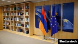 Հայաստանի և Եվրամիության դրոշները, արխիվ