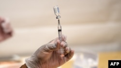 Наявні дослідження показують, що поточні вакцини, зокрема бустери, залишаються ефективними для захисту від важких форм COVID-19, хоча й не можуть повністю запобігти зараженню новим штамом, заявили у МОЗ