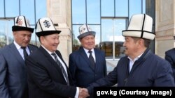 Акылбек Жапаровдун Өзбекстандагы Манас айылынын жашаган этникалык кыргыздар менен жолугушуусу.