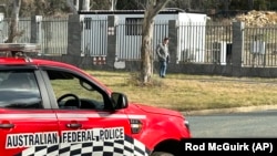 За даними поліції, жінка, яка працювала техніком інформаційних систем в австралійській армії, намагалася отримати доступ до оборонних матеріалів і передати їх представникам РФ 