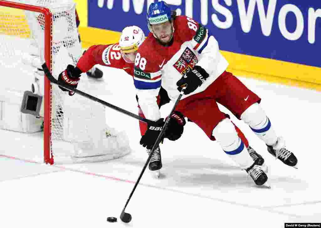 داوید پاسترناک، بازیکن جمهوری چک، از سد گاتن هاس از سوئیس عبور می&zwnj;کند 