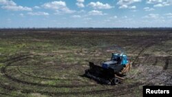 За словами премʼєра, вже обстежено, розміновано та повернуто у використання 310 тисяч гектарів сільгоспземель.