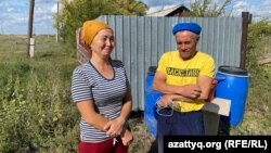 Супруги  Асемгуль Акетова и Болатпек Майжапаров, переехавшие из города в село – редкое явление для Казахстана, где отмечается высокая урбанизация. Село Енбек, Павлодарская область, 22 сентября 2023 года