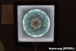 Щит «Кобек» розроблений автором на основі оригінальних орнаментів на шоломі XVIII – XIX століть, що зберігається в Музеї мистецтва Метрополітен у США