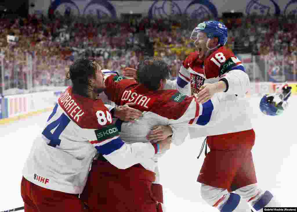 شادی بازیکنان جمهوری چک پس از کسب عنوان قهرمانی