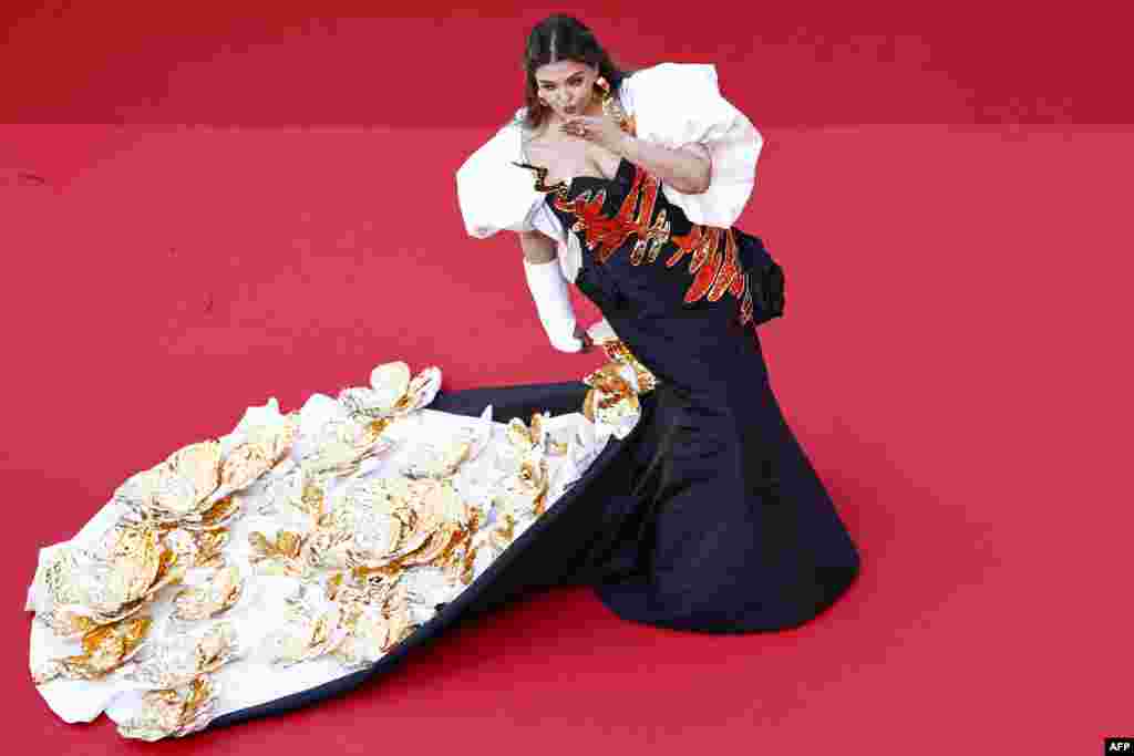  آیشواریا رای باچان برای نمایش فیلم &laquo;مگالوپولیس&raquo; تازه&zwnj;ترین اثر فرانسیس فورد کاپولا در هفتادوهفتمین دورۀ جشنوارۀ فیلم کن حضور دارد 