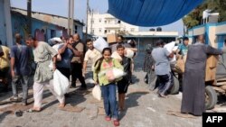 تصاویری از توزیع کمک‌های بشردوستانه در دیر البلح