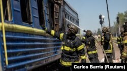 Пошкоджений російським ударом вагон пасажирського поїзда в Херсоні, 3 травня 2023 року