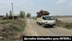 Барак эксклавынын тургундары Кара-Сууга көчүп жатат. Апрель, 2024-жыл  