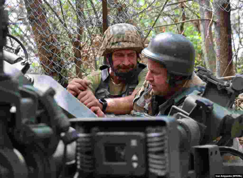 Бійці 406-ї бригади готують гармату М777 до бойової роботи. Херсонщина. Серпень 2023 року