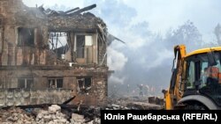 Рятувальники працюють майже пів доби