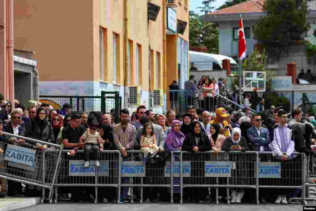 Түркия боюнча жекшембиде 600 миңден ашык полиция кызматкери иштей турганы кабарланды.