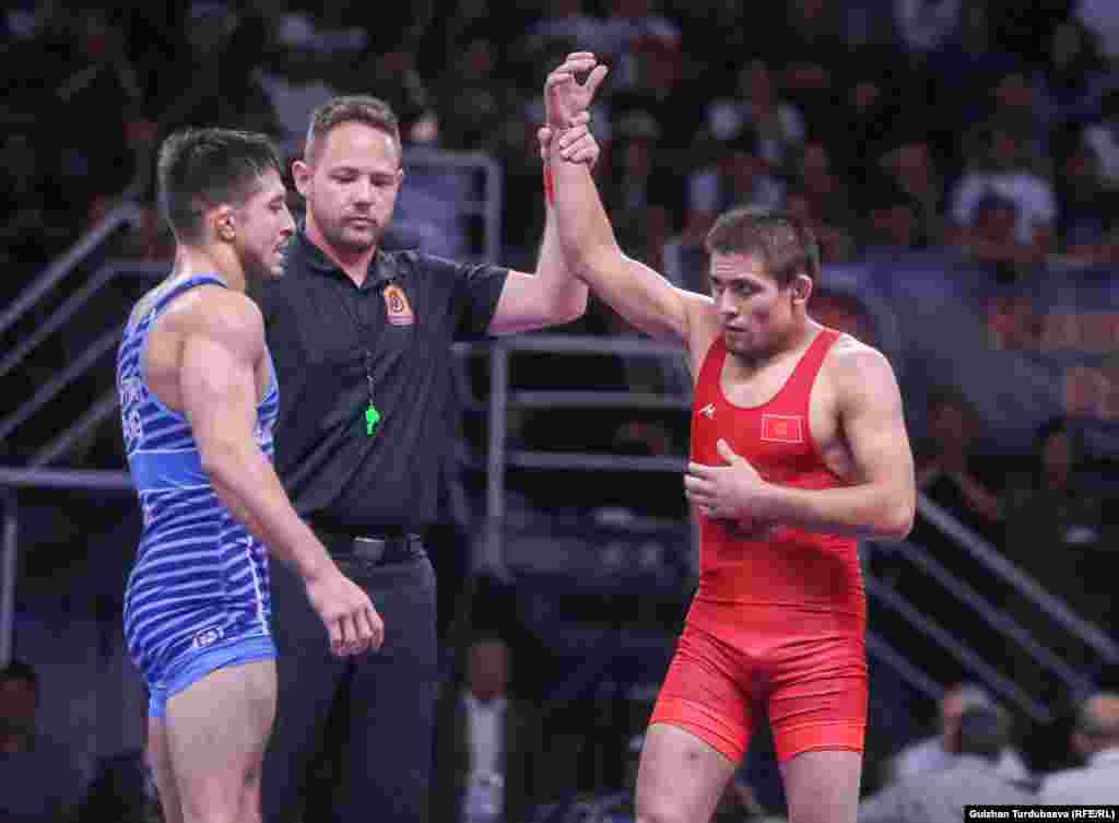 Икромжон Хажимуродов 3-орун үчүн беттеште аргентиналык Алехандро Дестрибатсты 8:2 эсебинде жеңди.