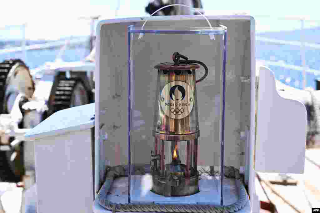 مشعل المپیک در کشتی تاریخی و سه&zwnj;دکل فرانسوی قرن نوزدهمی در نزدیکی ساحل مارسی در دریای مدیترانه،&nbsp;۱۹ اردیبهشت؛ المپیک ۲۰۲۴ تابستان امسال در پاریس برگزار می&zwnj;شود. 