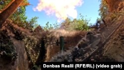 Мінометники використовують міномети для вогню по цілях на території Росії