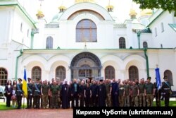 Спільна світлина випускників-капеланів і священнослужителів під час урочистого випуску військових капеланів, які завершили курси підвищення кваліфікації з питань капеланства Збройних сил України. Софія Київська, 23 червня 2023 року