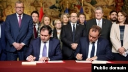 Министр обороны Армении Сурен Папикян (слева) и министр вооруженных сил Франции Себастьян Лекорню подписывают документы о сотрудничестве, Париж, 23 октября 2023 г. 