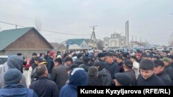 Ак-Ордодо айрым тургундар 3-мартта үй түрттүрүлгөн жерге чогулуп, окуяны мыйзамдын негизинде адилеттүү териштирүүнү талап кылган.
