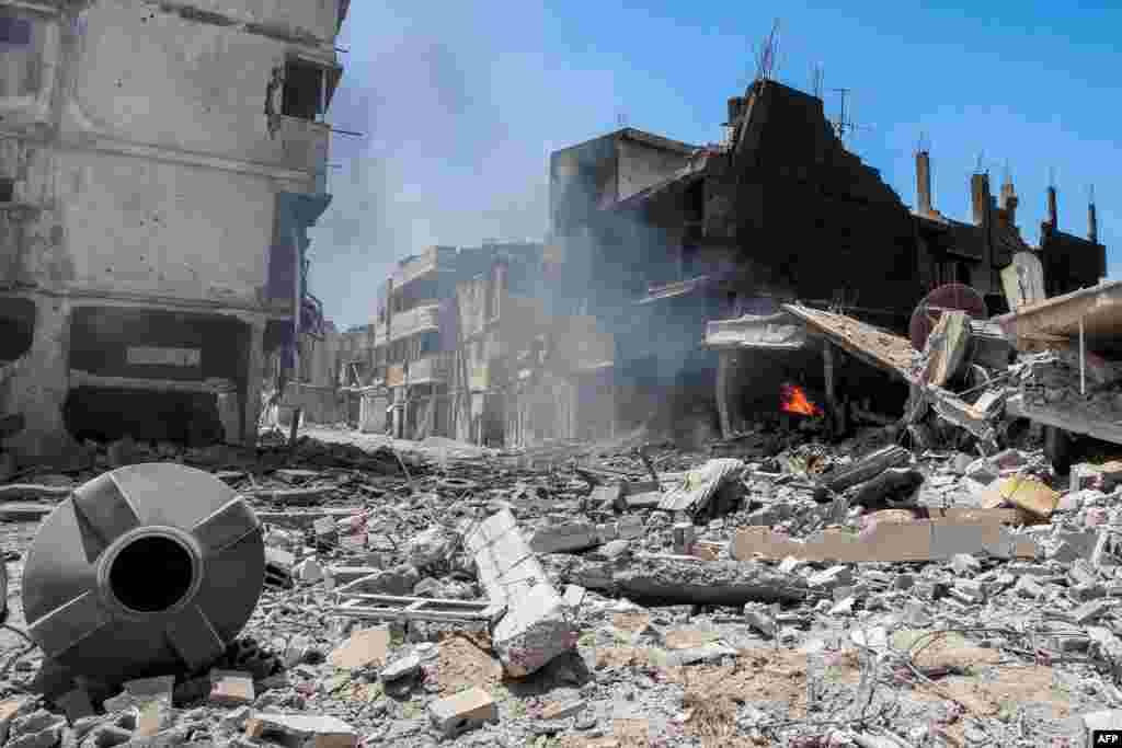 ساختمان&zwnj;های ویران&zwnj;شده و آسیب&zwnj;دیده در حملات هوایی اسرائیل به محله&zwnj;ای در شهر غزه، ۲۰ اردیبهشت؛ روز جمعه ۲۱ اردیبهشت اعلام شد که مذاکرات اسرائیل و گروه افراطی حماس برای آتش&zwnj;بس بار دیگر بی&zwnj;نتیجه مانده است. 