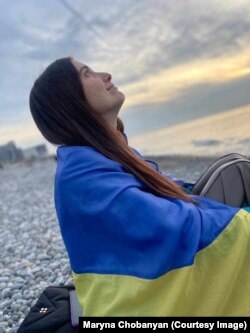 Український прапор дівчині подарували військові