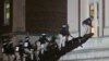Полицаи влизат в окупираната зала на Колумбийския университет.